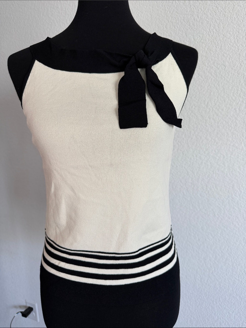 New York & Company Black & Cream Knit Bow-Neck Tank
